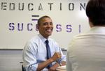 Gysser. Obama er i pengenød. Her er han på besøg på en high school i en flække nord for Las Vegas. Og tale med en masse unger med smartphones. 