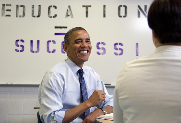 Gysser. Obama er i pengenød. Her er han på besøg på en high school i en flække nord for Las Vegas. Og tale med en masse unger med smartphones. 