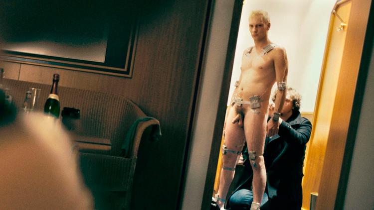Sært. Ny, eksperimenterende film vil skrive sig ind i den danske filmhistorie som den første spillefilm, der udelukkende er fortalt i stillbilleder. 