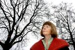 Talerør. Charlotte Strandgaard markerede sig helt fra den litterære debut i 1965 med digtsamlingen 'Katalog' som én af sin generations store stemmer. 