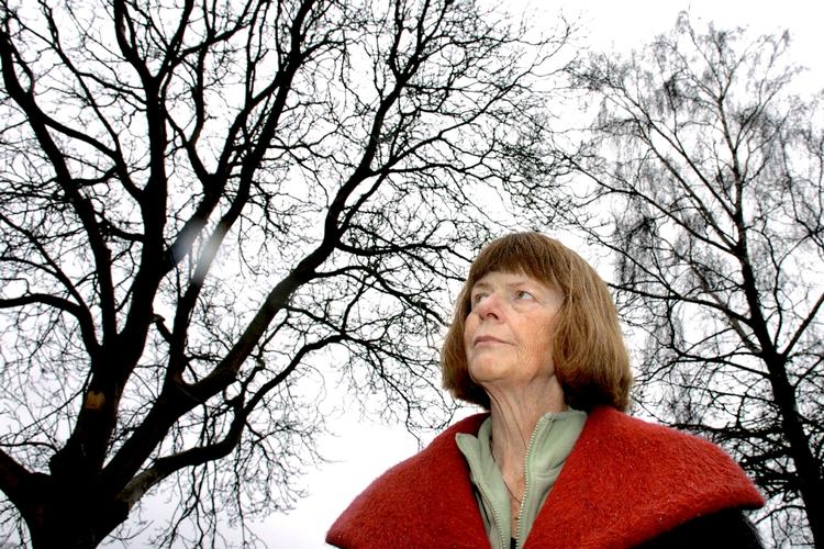 Talerør. Charlotte Strandgaard markerede sig helt fra den litterære debut i 1965 med digtsamlingen 'Katalog' som én af sin generations store stemmer. 