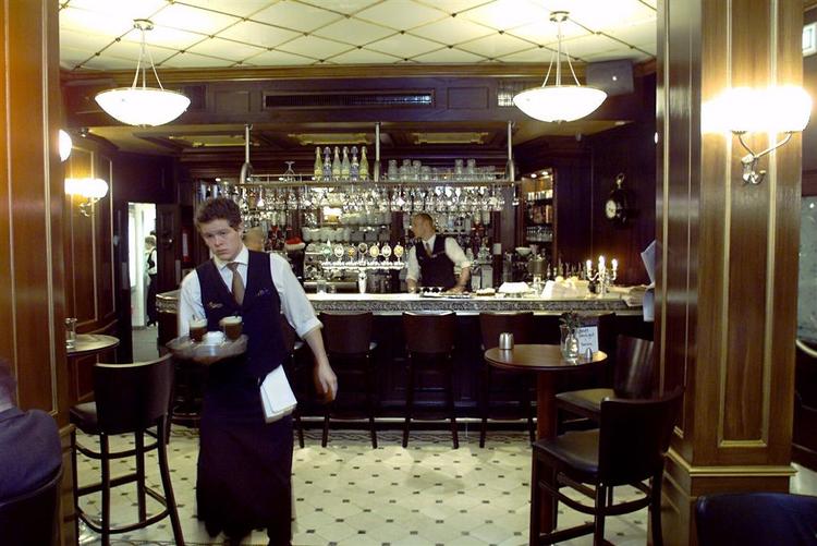 Café à Porta på Kongens Nytorv har gennem tiderne været stamsted for Karen Blixen, H.C. Andersen, Henrik Ibsen, August Strindberg og en del af skagensmalerne. 