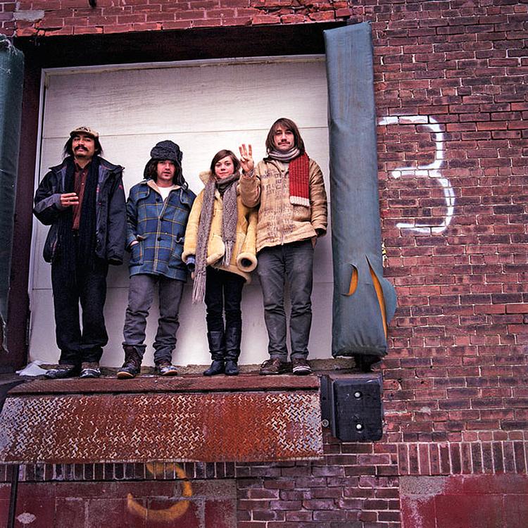 Udkants-land. Americana-bandet The Low Anthem indspillede deres seneste album blandt pizzaæsker og whiskeyflasker i en forladt  fabrik langt ude på landet i deres hjemstat, Rhode Island. 