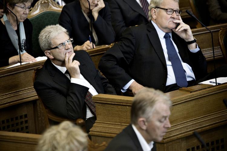 Skeptisk. Niels Helveg Petersen (th.), der var de radikales skatteordfører, da håndværkerfradraget blev vedtaget, var imod ordningen. Det er han stadig. Arkivfoto. 