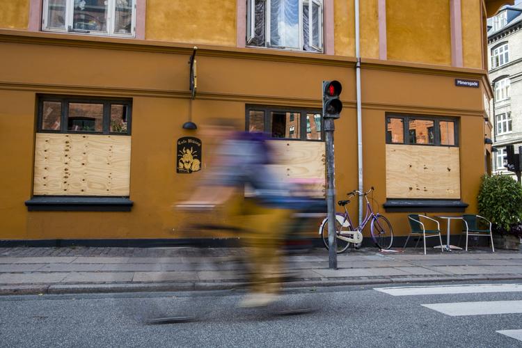 BODEGA. Cafe Viking fik mandag i sidste uge smadret ruderne. I dag havde bodegaen kaldt forskellige parter ind til fællesmøde. 