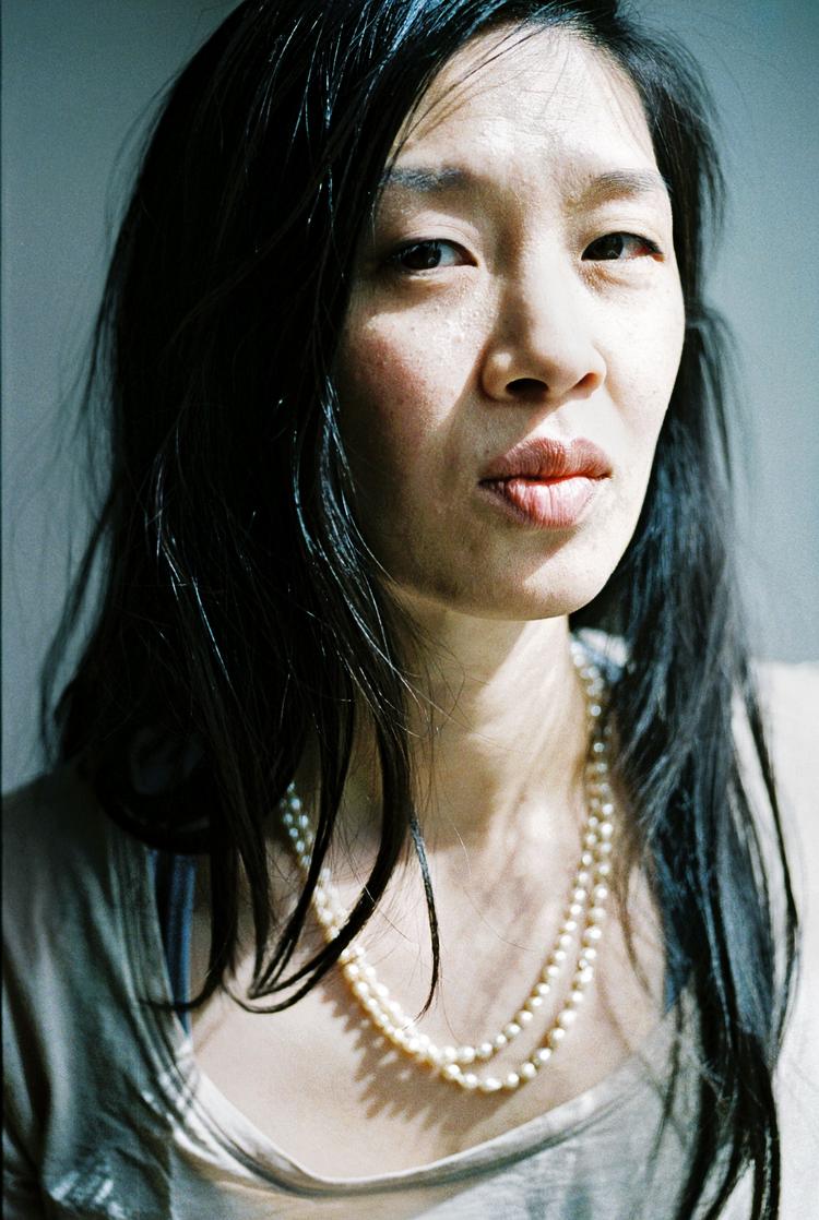 Prisvinder. Mara Lee (født 1972) modtog Svenska Dagbladets Litteraturpris for 'Salome', som nu udkommer på dansk. Hun har tidligere skrevet poesi samt romanen 'Ladies' (på dansk i 2008).