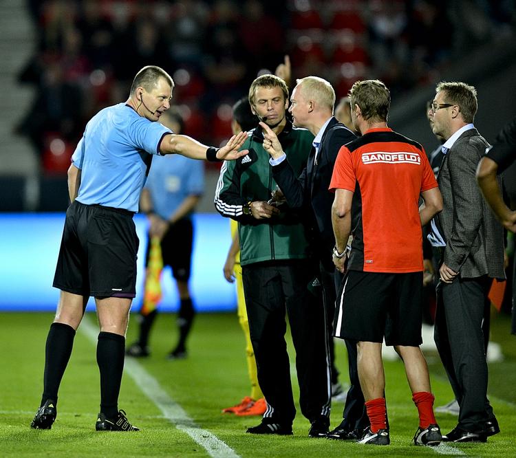 OPHIDSELSE. Indignationen var stor hos FCM-træner Glen Riddersholm, da Maksim Layushkini udviste Morten 'Duncan' Rasmussen. 
