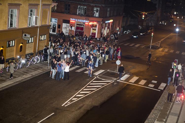 Opbakning. Der mødte mange støtter frem til Cafe Viking på Nørrebro i aftes, så mange at værtshuset 'udvidede' ud på gaden. 