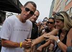 TOURKONGEN. Lance Armstrongs navn har især været forbundet med hans deltagelser i Tour de France. Her giver han autografer op til løbet i 2009. 