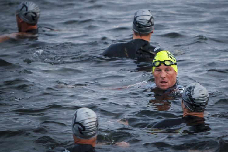 DYBT VAND. Lance Armstrong har også deltaget i jernmand-konkurrencer. Her ses han under et triatlon i Texas i april. 