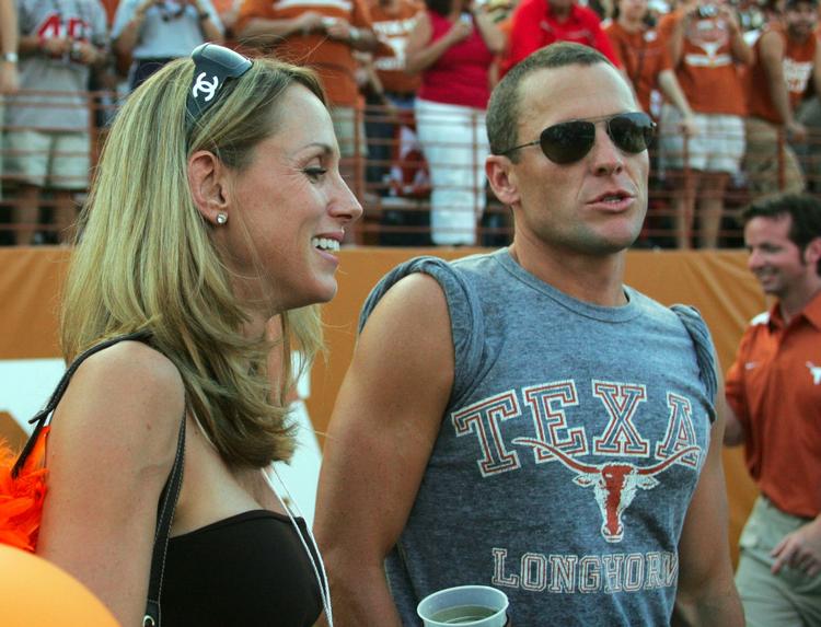 TILSKUER. Lance Armstrong har været et ikon i den amerikanske sportsverden. Her er han fotograferet med sin daværende hustru Kristin under en dyst i amerikansk fodbold i 2006. 