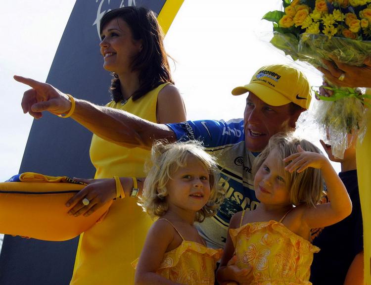 FAMILIEFAR. Lance Armstrong ses her med sine tvillingedøtre efter at have kørt Tour de France i 2005. 