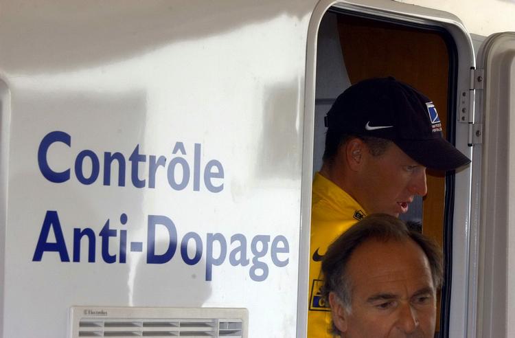 KONTROL. Mistanken om uærligt spil ved brug af doping har klistret til Armstrong i over ti år. Her ses han ved en dopingkontrol under Tour de France i 2002. 