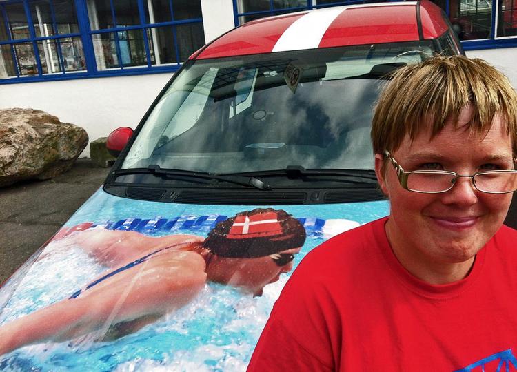 SVØMMEPIGE. Nadja svømmer to timer om dagen med moderen som træner. De kører til træning i skodaen, hvor man også kan se Nadja svømme 'fly' på kølerhjelmen. 
