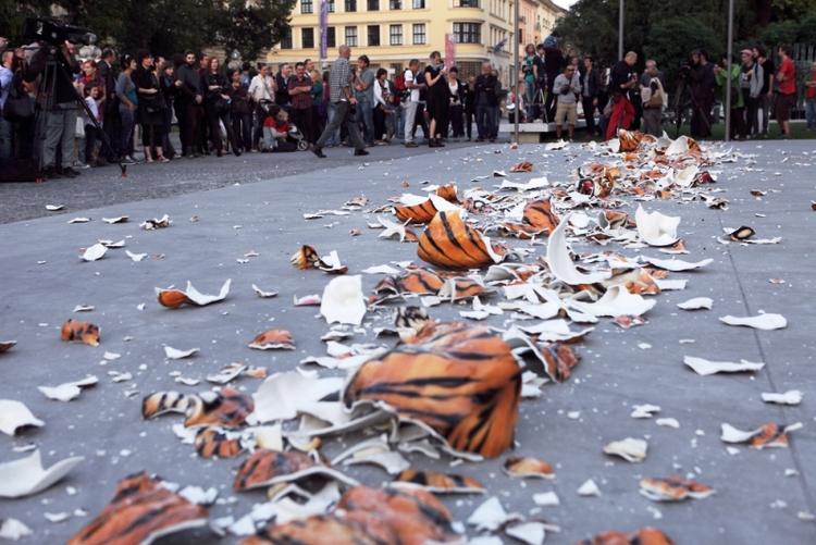 Knust. Til åbningen af Copenhagen Art Festival kan man opleve en særlig performance, der indbærer knusning af tunge porcelænstigre og en grad af nøgenhed. 