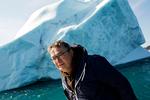 Åbne døre. »Jeg har adgang til  regeringskontorer stort set overalt på kloden. Vel og mærke, hvis jeg kommer alene«, siger landsstyreformand Kuupik V. Kleist, som her er fotograferet foran et isfjeld på Nuukfjorden. 