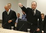 Dømt. Anders Behring Breivik genoptog sin højrenationale hilsen, da han trådte ind i retssal 250 i Oslo Tingrett. 