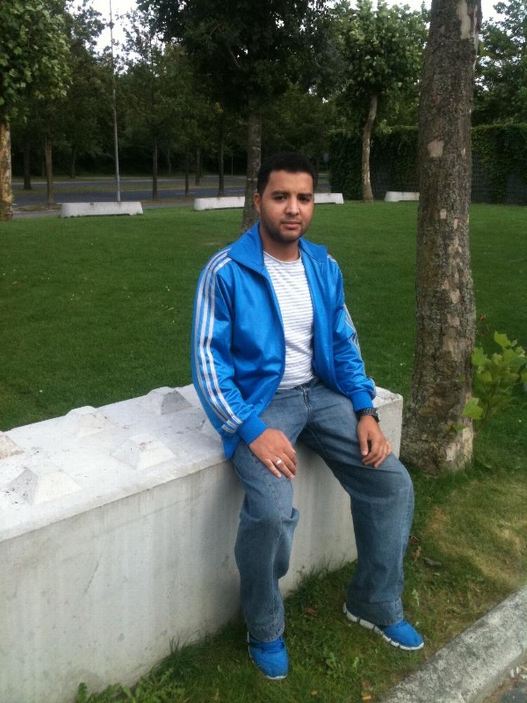 alsidig. Bilal Al-Issa er palæstinenser, flygtning fra Libanon og Vollsmose-beboer. Han er også universitetsstuderende, pædagogmedhjælper og ungdomsboksetræner. 