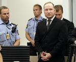 Massemorder. Anders Behring Breivik kom smilende ind i retslokalet. 