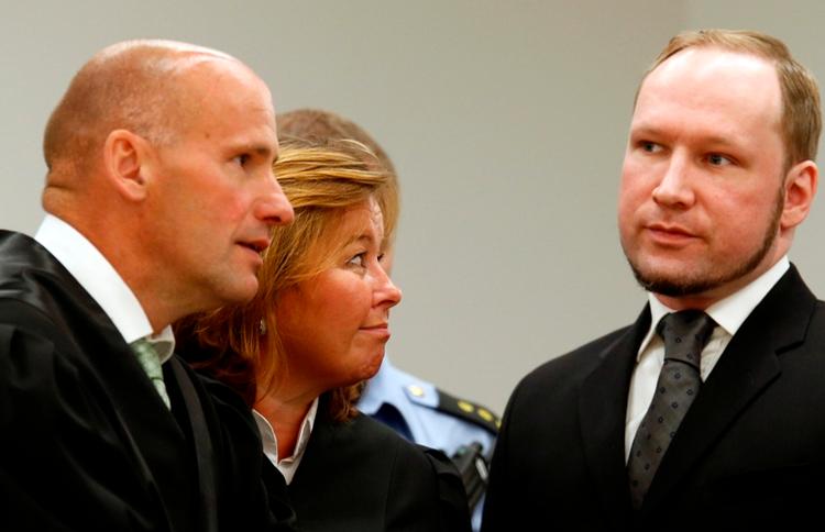 Terrorsag. Anders Behring Breivik (til højre) diskuterer sagen med sine forsvarere i retten i dag. 