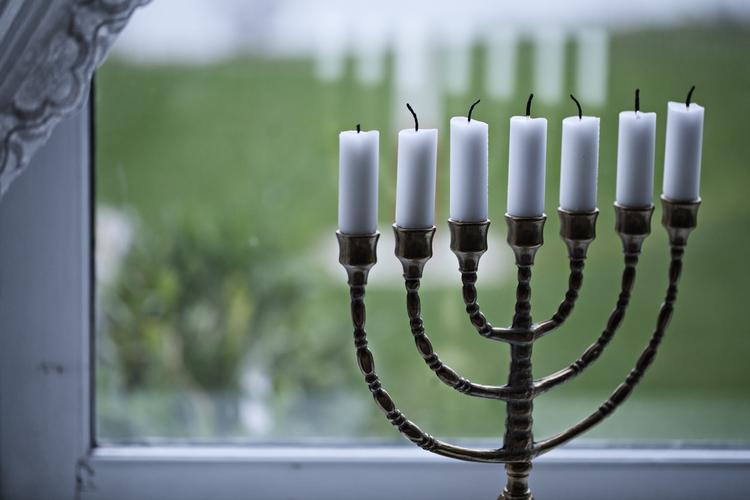 TRO. Religionen vinder frem - og betyder, at alle nu må tage stilling til religiøse spørgsmål i offentligheden. 