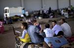 ventetid. Syrien i går. Syriske flygtninge venter på at komme over grænsen til Syrien ved Bab Al-Salameh 