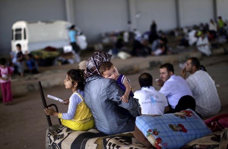 ventetid. Syrien i går. Syriske flygtninge venter på at komme over grænsen til Syrien ved Bab Al-Salameh 