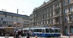 Dekadent. På gaden Bahnhofstrasse har blandt andre UBS og Credit Suisse deres hovedsæder, og det siges, at man her spadserer oven på det pureste guld. 