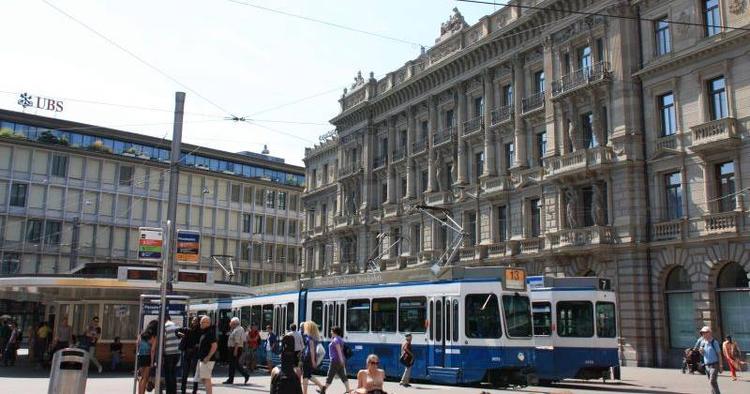 Dekadent. På gaden Bahnhofstrasse har blandt andre UBS og Credit Suisse deres hovedsæder, og det siges, at man her spadserer oven på det pureste guld. 