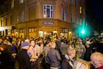 Nørrebro. Mange valgte torsdag aften at møde op for at belønne værtshusejer Jane Birgitte Pedersen mod til at stå frem og sige fra krav om beskyttelsespenge. 