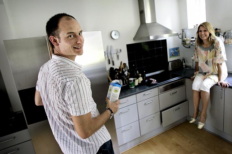 Ægteskab. Stephen Kinnock har tidligere fortalt, hvordan han tager del i husholdningen, når han da ikke er på arbejde i udlandet. 