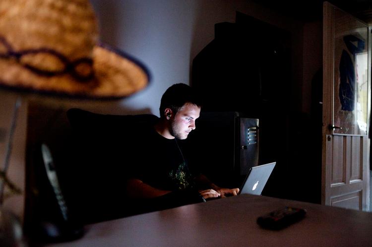 test. 17-årige Matthias Leonhardt Christensen var en af fire danskere, der - som beskrevet i avisen i går - havde givet Politiken og it-eksperter adgang til deres computere. Resultatet var, at masser af cookies overvåger hans færden på nettet. 