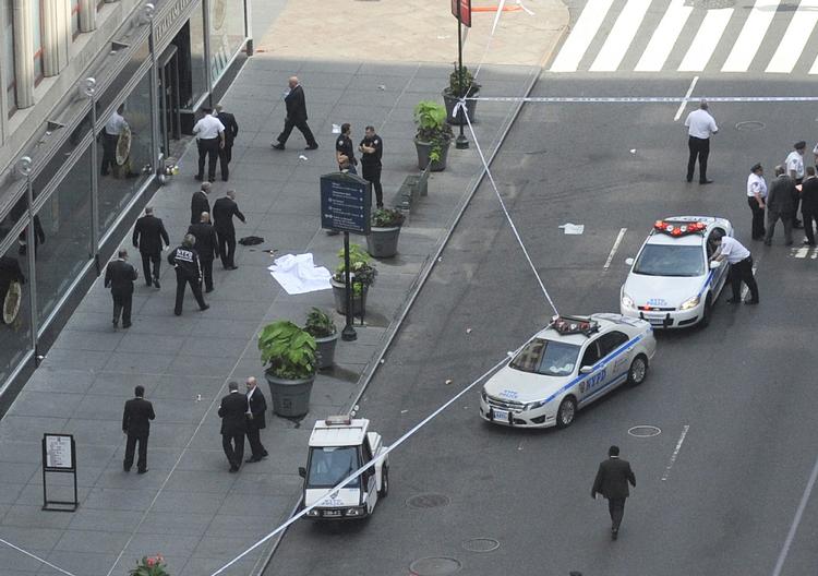 SKUDDRAMA. En 53-årig mand skød og drabte sin kollega nær Empire State-bygningen i New York. Derefter rettede han sin pistol mod den morgentravle menneskemængde. 
