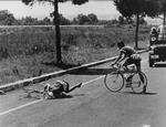 På vej ind i døden. Knud Enemark styrter under det olympiske holdløb ved Rom i 1960. Han dør senere på hospitalet. Holdkammeraten Niels Baunsøe ser til. 