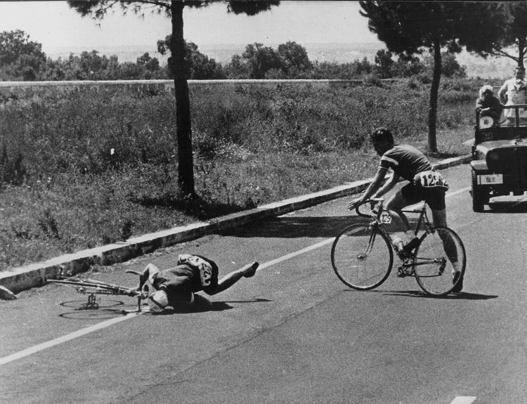 På vej ind i døden. Knud Enemark styrter under det olympiske holdløb ved Rom i 1960. Han dør senere på hospitalet. Holdkammeraten Niels Baunsøe ser til. 