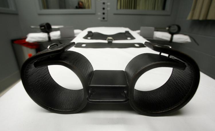 Dødsstraf. 38 af USA's 50 stater har dødsstraf. 37 af dem bruger giftsprøjte til henrettelse. Mange amerikanerne har er dybt forundrede over, at man i Norge ikke kan idømme dødsstraf - eller i det mindste fængsel på livsstid - til en massemorder. Her ses selerne, som en fange bliver spændt fast med før henrettelse i delstaten Oregons statsfængsel. 