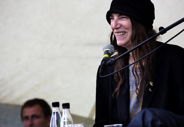 legendarisk. »Arbejd hårdt, gør gode ting, hold dit navn rent og husk, at livet er hårdt. Smukt, men hårdt«, lød det fra 65-årige Patti Smith, der lagde vejen forbi Louisianas litteraturfestival i går. 