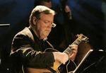 Musikant. Ole Ousen i sit rette element - underspillet, elegant og let tilbagetrukken bag guitaren på scenen. Fødselaren har i en lang periode været en absolut afgørende ingrediens i Ørkenens Sønners skæg og løjer.