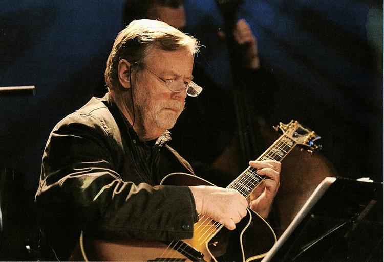 Musikant. Ole Ousen i sit rette element - underspillet, elegant og let tilbagetrukken bag guitaren på scenen. Fødselaren har i en lang periode været en absolut afgørende ingrediens i Ørkenens Sønners skæg og løjer.