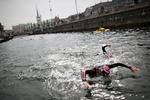 BAGTÆPPE. Børsen, Nationalbank og Folketing er den smagfulde kulisse for weekendens motionssvømmere. 