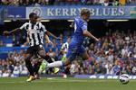 Chelsea. Fernando Torres spillede en vigtig rolle i Chelseas 2-0-sejr over Newcastle. Her bliver han nedlagt af Newcastles Vurnon Anita. Senere scorede han til 2-0. 