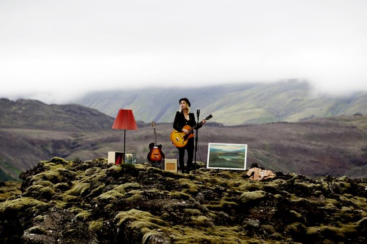 Musikerliv. Livet i Island med kæresten Helgi Jónsson og deres nyfødte barn er det tætteste, Tina Dickow er kommet på hverdagen. 