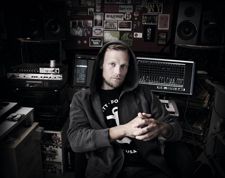 Bag pulten. Thorbjørn Schwarz  alias DJ Static i studiet, hvor han har fået de 28 sange på sit dobbeltalbum til at hænge tæt sammen som hvedekorn på  et aks. 