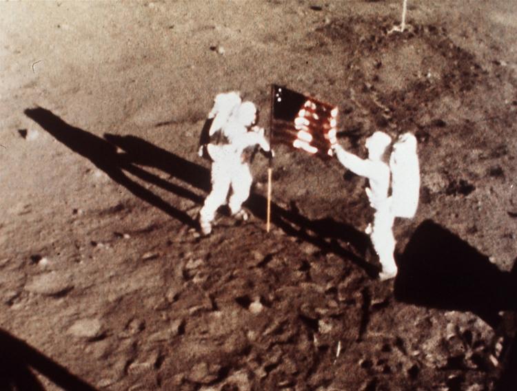 Neil Armstrong og astronaut-kollegaen Edwin E. Aldrin sætter det amerikanske flag på månens overflade. 