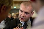 Socialdemokrat. Til dem, der undrer sig over, at en socialdemokratisk ledet regering gennemfører historisk store massefyringer, siger finansminister Bjarne Corydon (S): »Så har man ikke lyttet efter, hvad vi har sagt om de her ting i opspillet til regeringsskiftet«. 