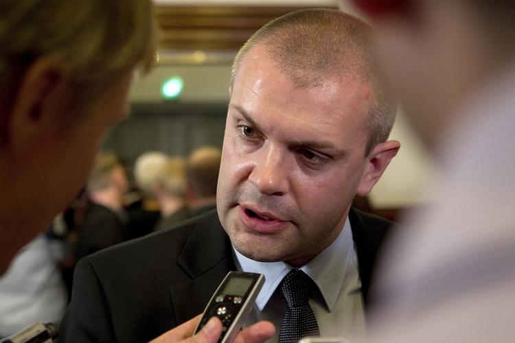 Socialdemokrat. Til dem, der undrer sig over, at en socialdemokratisk ledet regering gennemfører historisk store massefyringer, siger finansminister Bjarne Corydon (S): »Så har man ikke lyttet efter, hvad vi har sagt om de her ting i opspillet til regeringsskiftet«. 