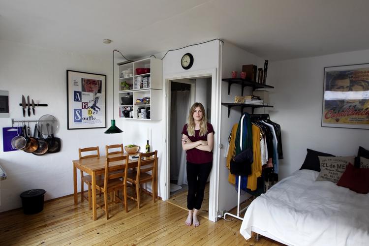 Sarah Shannong bor i en lille kollegielejlighed på Sofie Kollegiet. Hun er netop flyttet fra en større lejlighed og har derfor været nødt til at tænke i pladsoptimering. 