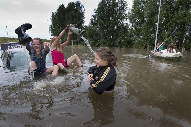 Sådan ser 48 millimeter regn ud, når det er faldet som et skybrud på tre timer. Her Åvangen i Lystrup ved Aarhus. 