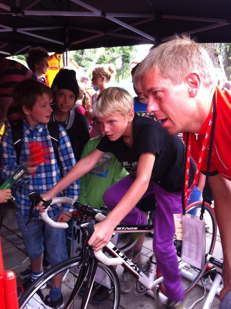 Tilskuerne til Post Danmark Rundt kunne blandt andet prøve kræfter med tre minutters cykling på det berømte franske bjerg, L'Alpe d'Huez. 