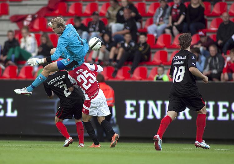 FRISPARK. Det var tæt på et straffespark, da Jonas Lössl fik ramt Nicolai Ritter i hovedet. 